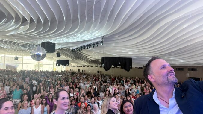 Se reúne Santiago De la Peña con más de 2 mil 600 mujeres chihuahuenses
