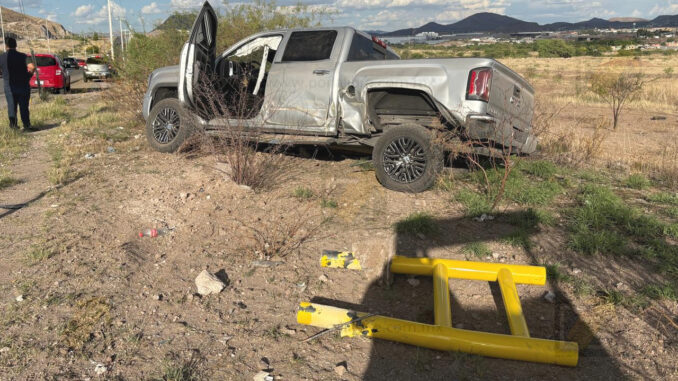 Falla mecánica provoca salida de camino de una pickup en la prolongación Teófilo Borunda