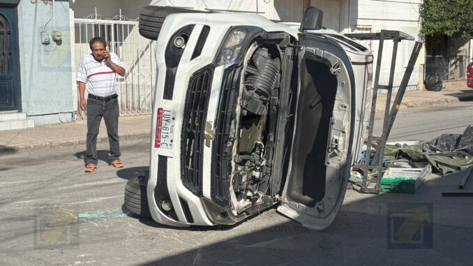 Camioneta vuelca tras ser impactada por un urbano en el Centro; dos lesionados