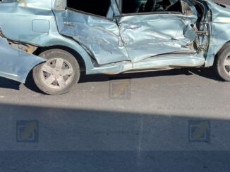 Choca urbano contra conductora en la avenida Zarco; se le atravesó