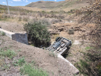 Conductora sale del camino y cae en arroyo seco de las Curvas del Perico