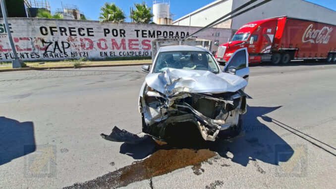 Joven resulta lesionado tras impactar su pickup contra luminaria en la vialidad Los Nogales