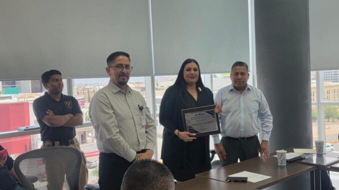 Entrega SMART reconocimiento a Coordinadora de Unidad de Investigación de Robos