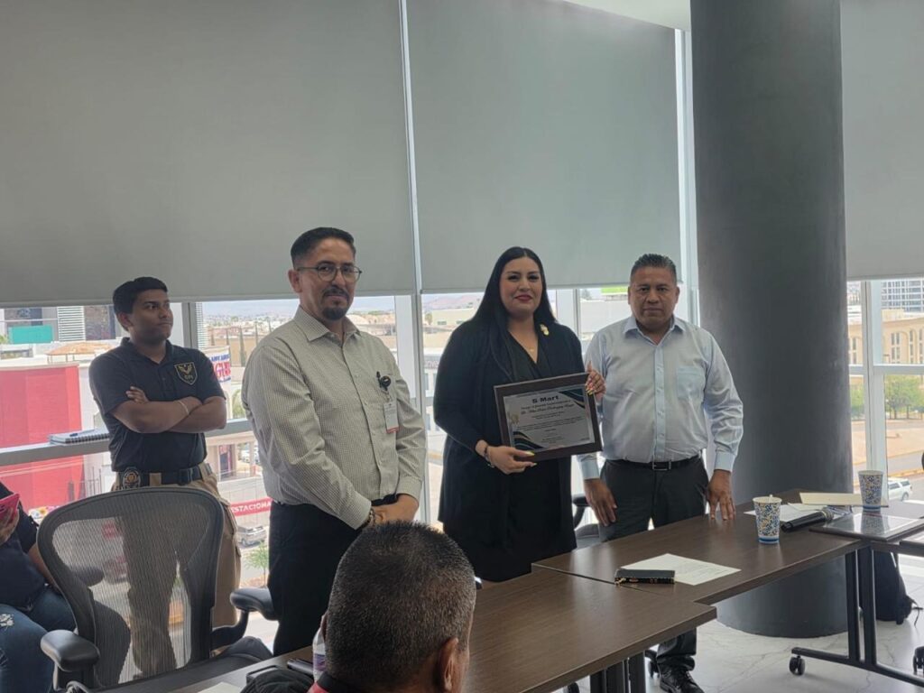 Entrega SMART reconocimiento a Coordinadora de Unidad de Investigación de Robos