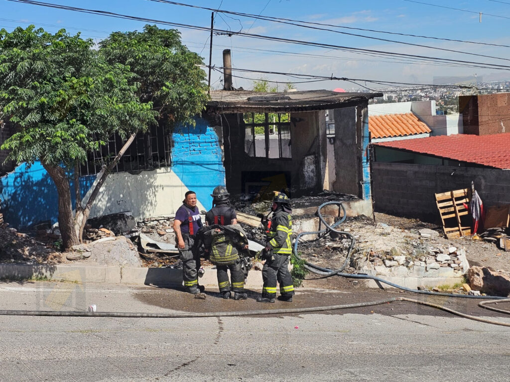 Reportan incendio recurrente en vivienda abandonada del Cerro de la Cruz; van 6