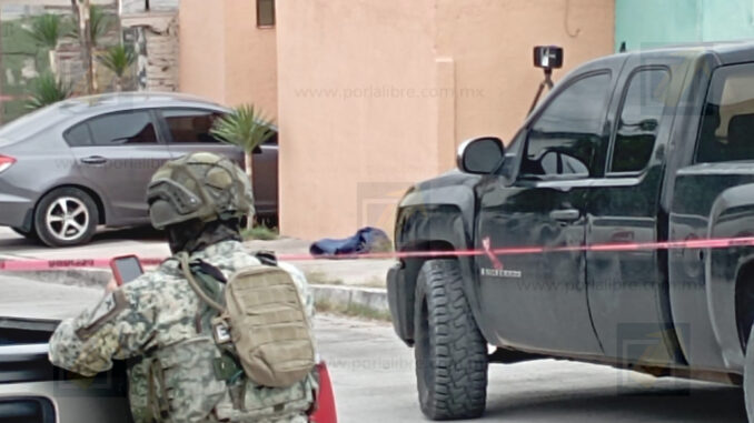 Localizan a hombre sin vida en banqueta de la colonia Cerro de la Cruz