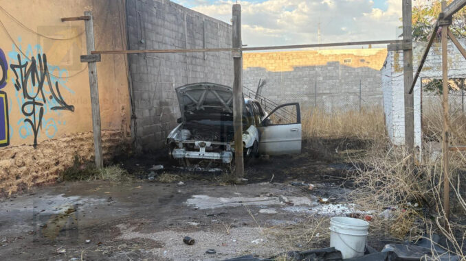 Incendio consume vehículo en terreno cercado en José María Iglesias