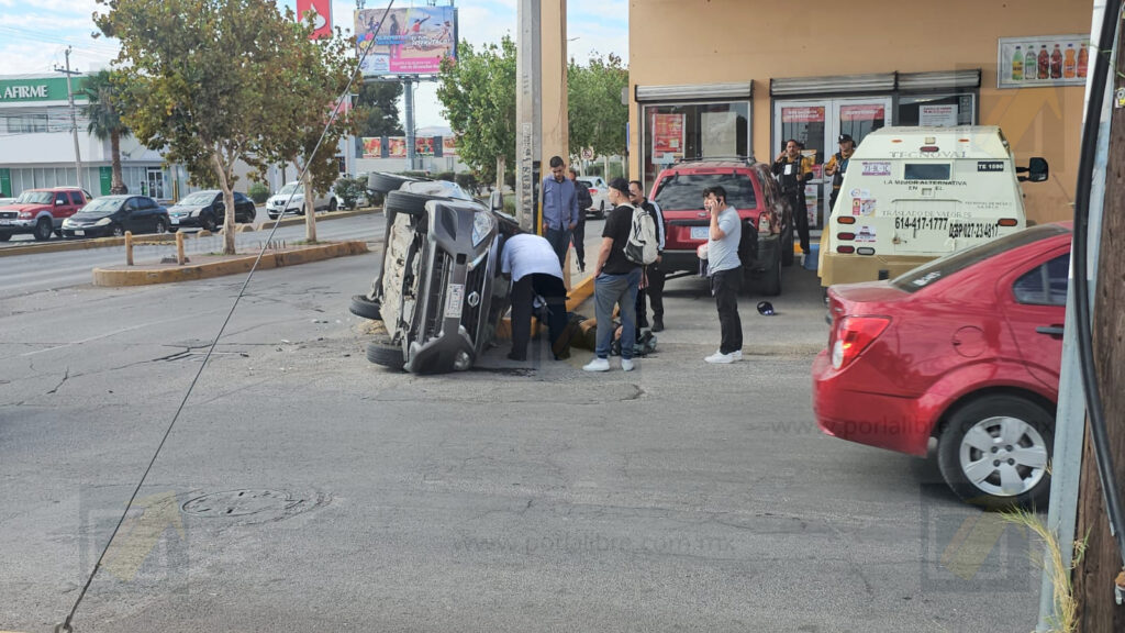 Conductora provoca choque, atropello y volcadura en el Ortiz Mena