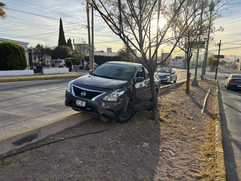 Vehículo termina sobre el camellón tras derrape al pasar un charco