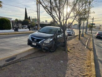 Vehículo termina sobre el camellón tras derrape al pasar un charco