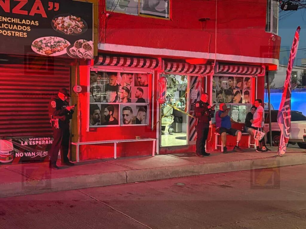 Mujer dispara contra fachada de barbería en colonia Tierra y Libertad
