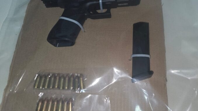 Detienen durante cateo a pareja con arma de fuego y drogas
