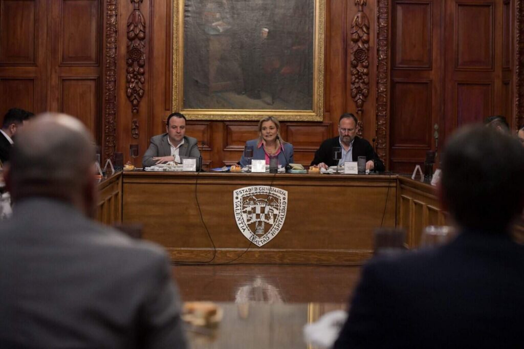 Maru Campos recibe en Palacio de Gobierno a diputados del Congreso del Estado