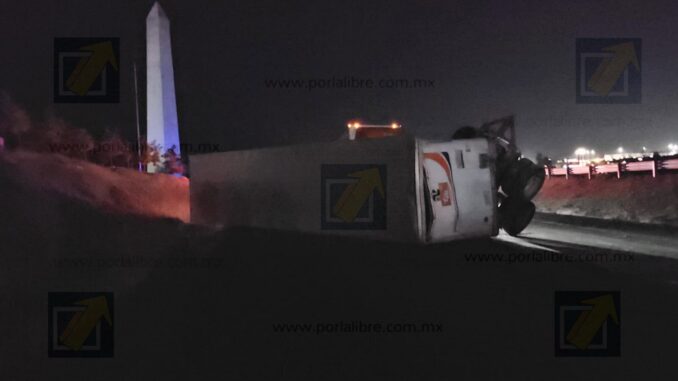 Tráiler doble remolque vuelca en carretera a Juárez
