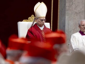 El papa León XIV recupera la tradición de portar la cruz en multitudinario viacrucis en el Coliseo