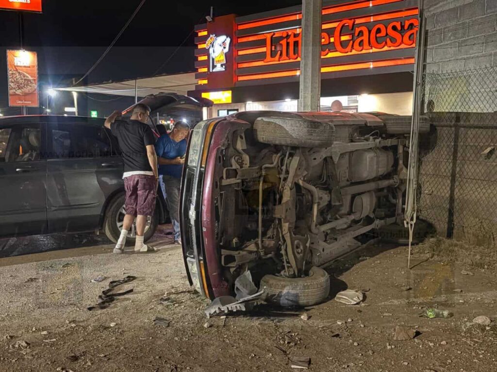 Choque con volcadura en la carretera Aldama vehículos destrozados