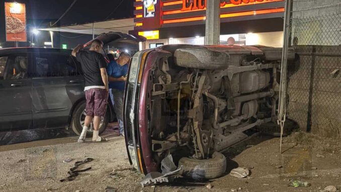 Choque con volcadura en la carretera Aldama vehículos destrozados