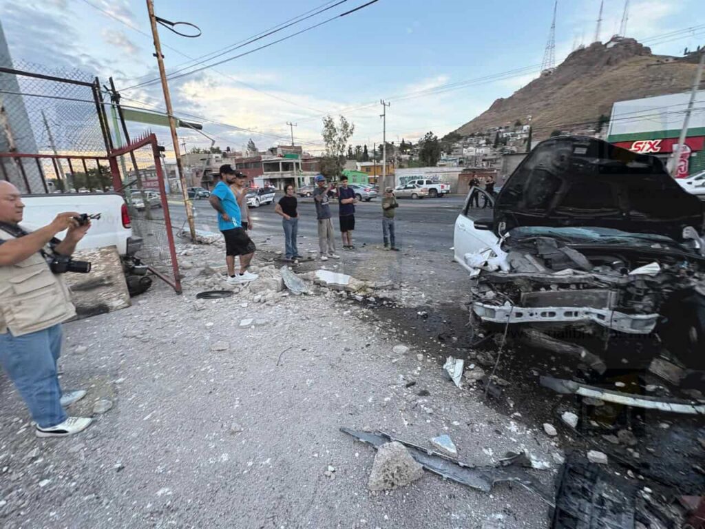 Conductora provoca fuerte choque en avenida Pacheco y queda atrapada