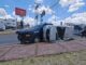 Patrulla municipal choca y provoca volcadura de una camioneta en la avenida De la Juventud