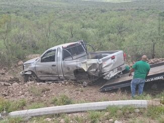 Trailero provoca accidente en carretera Chihuahua–Delicias y huye del lugar; conductor grave