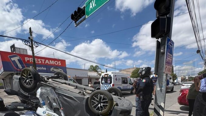Volcadura tras fuerte choque deja seis lesionados en avenida Vallarta