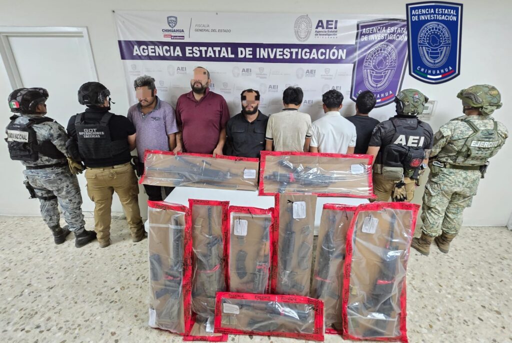 Detiene AEI y el Ejército a seis jóvenes en Aldama; aseguran 9 fusiles de asalto y dos trocas 
