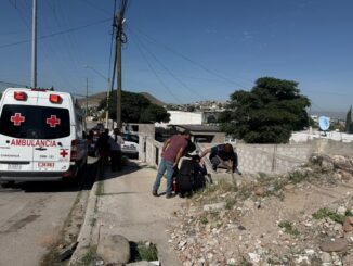 Rescatan policías municipales a mujer atrapada en zanja de 3 metros