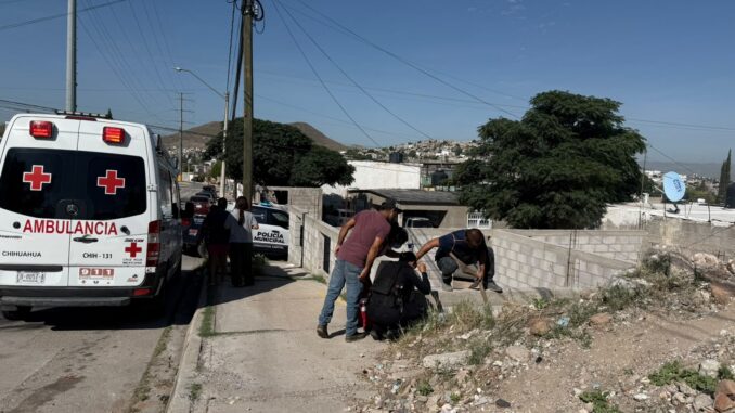 Rescatan policías municipales a mujer atrapada en zanja de 3 metros