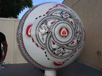 Develan Esfera Monumental de Mata Ortiz en Consulado General de México en El Paso