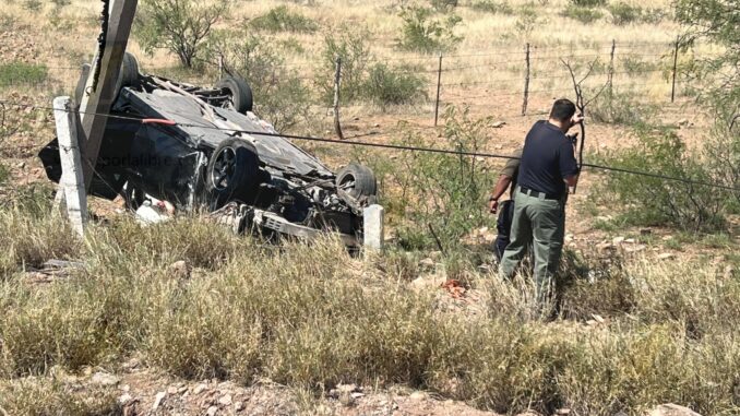 Conductor abandona vehículo tras volcadura en la carretera Chihuahua-Delicias