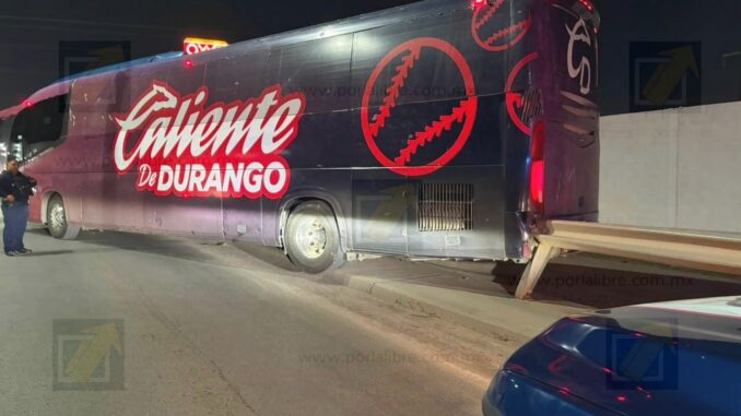 Autobús de Caliente de Durango se queda sin control y choca contra puente en Chihuahua