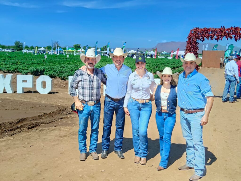 Yesenia Reyes participa en el arranque de la Expo Chilera Noroeste 2026 y refrenda su compromiso con el campo