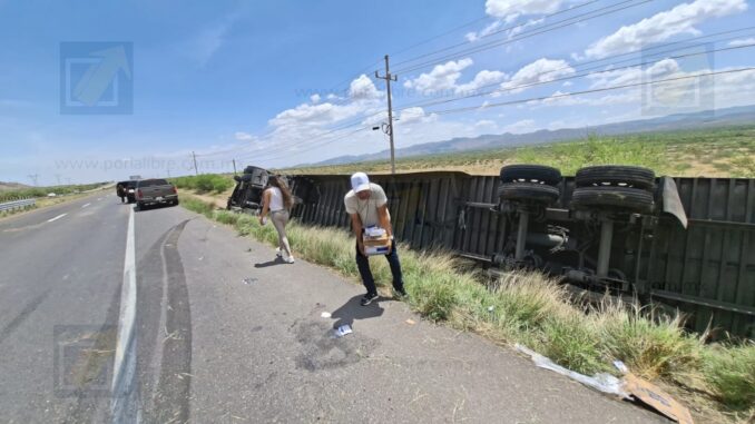 Rapiña tras volcadura de tráiler cargado con queso crema en la carretera Chihuahua–Delicias