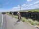 Rapiña tras volcadura de tráiler cargado con queso crema en la carretera Chihuahua–Delicias