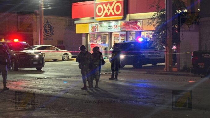 Ejecutan a hombre apodado frente a tienda de conveniencia en la colonia Revolución