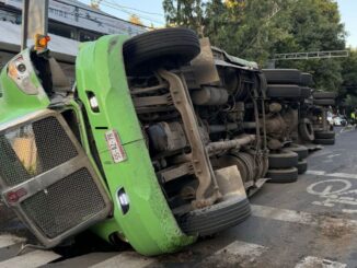 Accidente de tráiler ocasiona caos vial en Eje 6 Sur