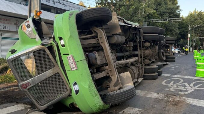 Accidente de tráiler ocasiona caos vial en Eje 6 Sur