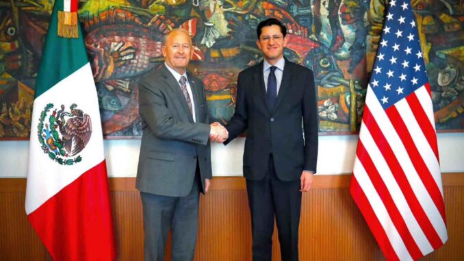 Roberto Velasco y Ronald Johnson, embajador de EE.UU., dialogan sobre agenda bilateral