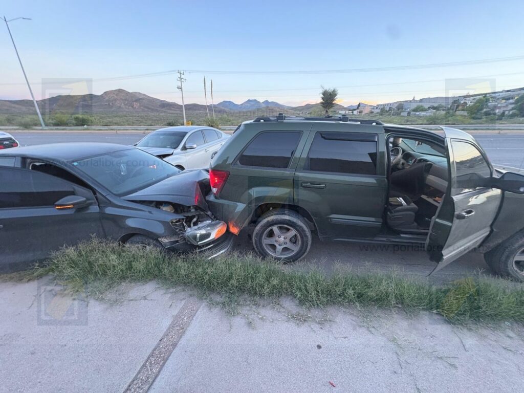 Conductora impacta dos vehículos detenidos por avería; atropella al mecánico y a un conductor