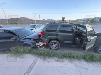 Conductora impacta dos vehículos detenidos por avería;  atropella al mecánico y a un conductor