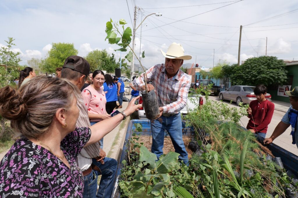 Arturo Zubía entrega mil arbolitos y apoyos para la niñez en las colonias Santa Rosalía y 4 Milpas