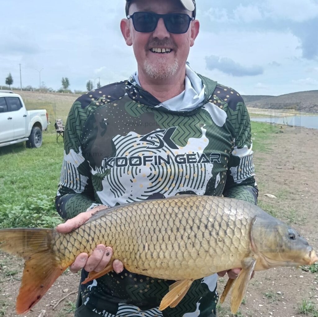 Escocés captura una carpa de casi siete kilos en la presa Chihuahua y la devuelve al agua