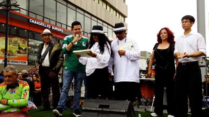 Convive Rafa Loera con la cultura pachuco en el Centro de Chihuahua