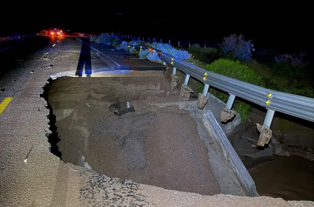 Lluvias provocan CIERRE TOTAL de la carretera Janos-Palomas Viejo por daños estructurales