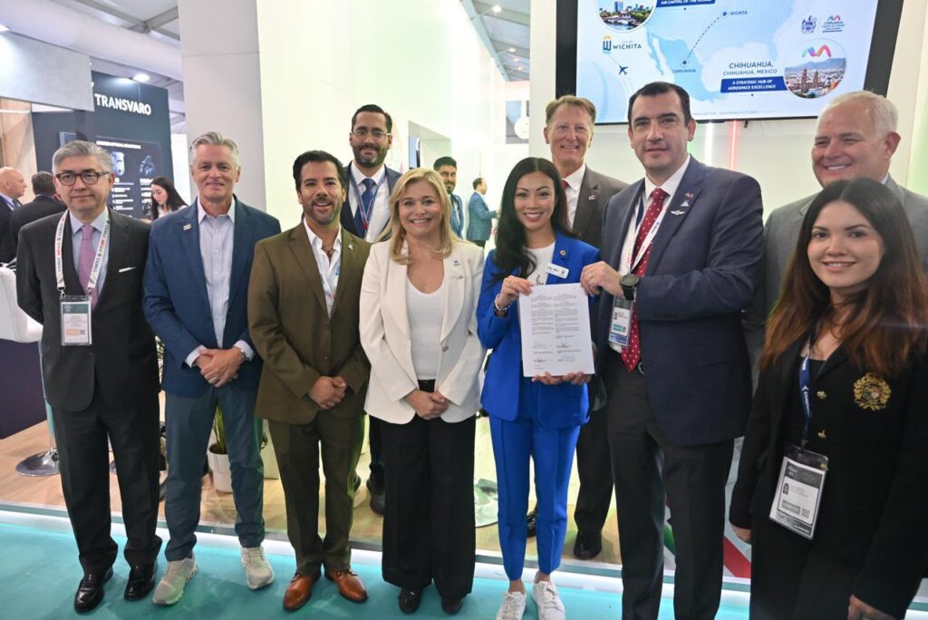 Firma Municipio de Chihuahua hermanamiento con Wichita, Kansas para fortalecer la industria aeroespacial
