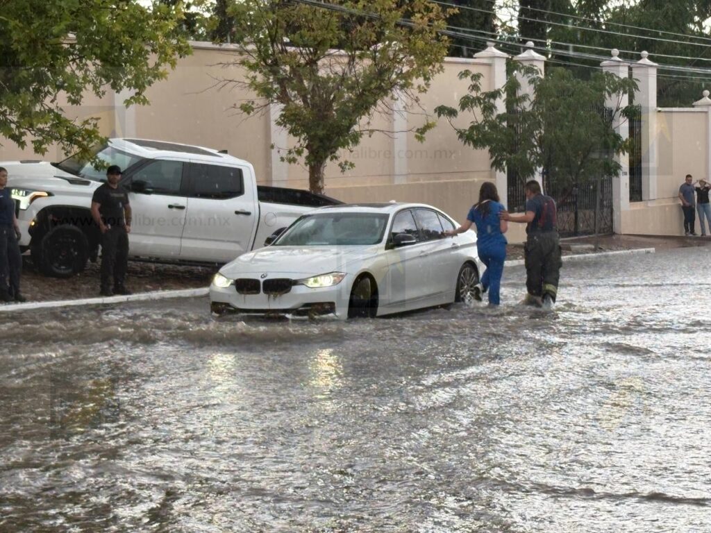 Fuerte lluvia provoca inundaciones, vehículos varados y caos vial en distintos puntos de la capital