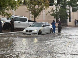 Fuerte lluvia provoca inundaciones, vehículos varados y caos vial en distintos puntos de la capital