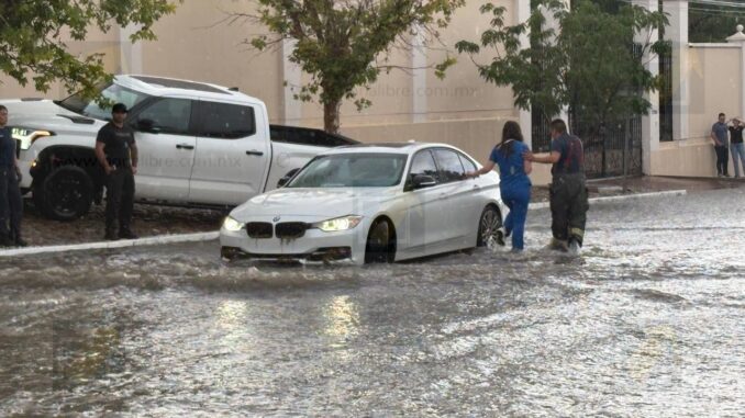 Fuerte lluvia provoca inundaciones, vehículos varados y caos vial en distintos puntos de la capital