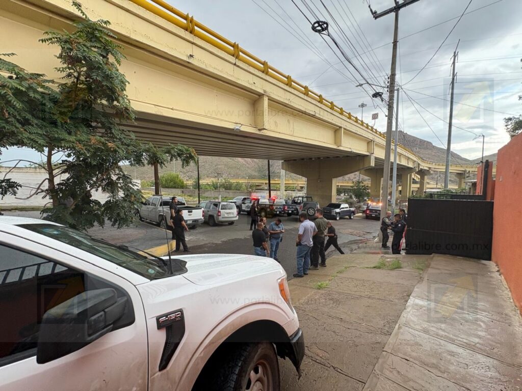 Hombre es atacado a balazos en su casa; investigan presunta deuda