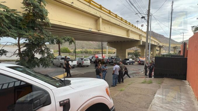 Hombre es atacado a balazos en su casa;  investigan presunta deuda
